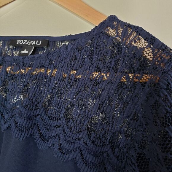 Roz & Ali Large Floral Lace Navy Blue Bell Sleeve Top NWT - Picture 5 of 10